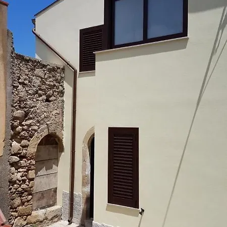 Fra' Michele בית הארחה 3*